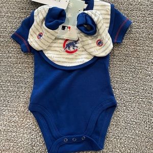 Chicago Cubs - Newborn Baby Onesie with Socks & Velcro Bib - NWT